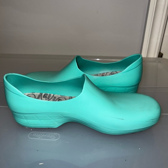 Sticky Shoes W8 Nursing, Chef, Kitchen,Work Clogs Waterproof NonSlip Light Green - Picture 9 of 13